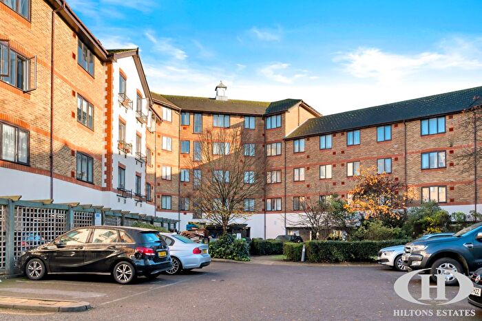 2 Bedroom Flat For Sale In Hanworth Road, Hounslow, TW3