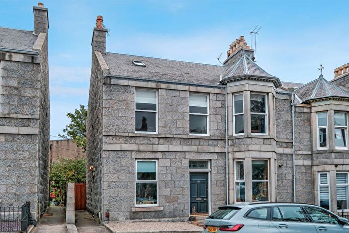 3 Bedroom Flat For Sale In Grosvenor Place, Rosemount, Aberdeen, AB25
