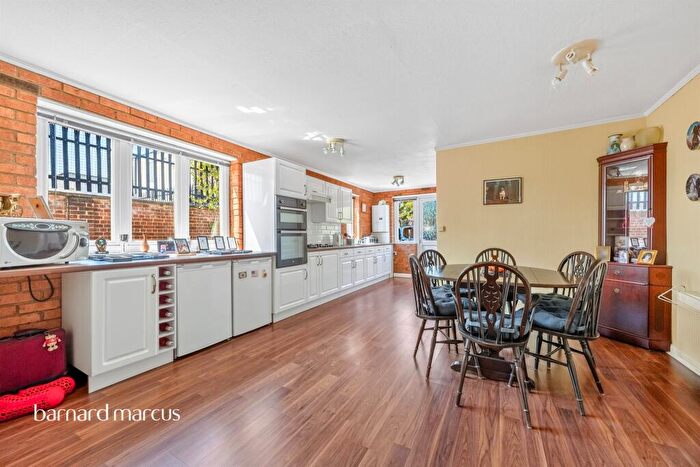 3 Bedroom End Of Terrace House For Sale In Therapia Lane, Croydon, CR0