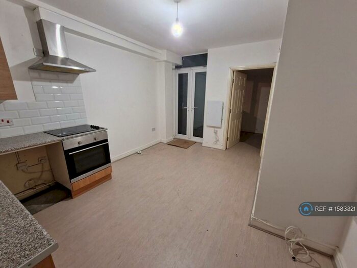 2 Bedroom Flat To Rent In Woodland Road, Gorton, Manchester, M18