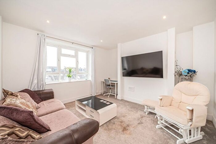 1 Bedroom Flat For Sale In Macfarlane Road, Shepherds Bush, W12