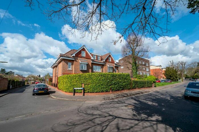 2 Bedroom Flat To Rent In Addlestone Park, Addlestone, KT15