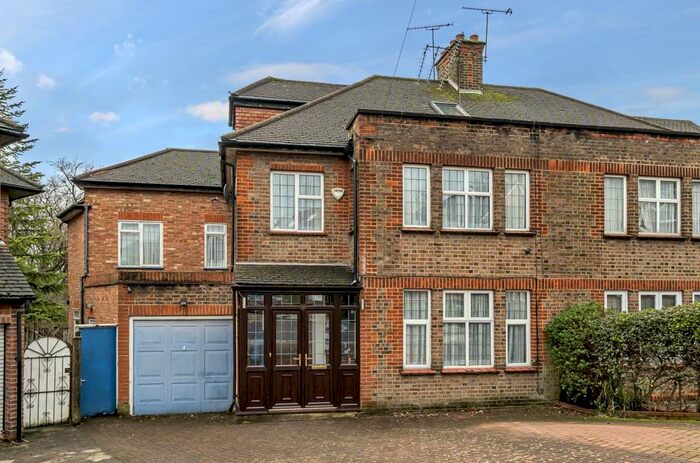 6 Bedroom Semi Detached House For Sale In Folkington Corner, Woodside Park, N12