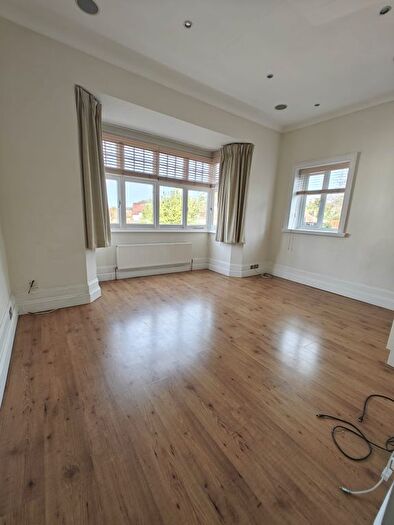 1 Bedroom Flat To Rent In Claremont Gardens, Surbiton, KT6