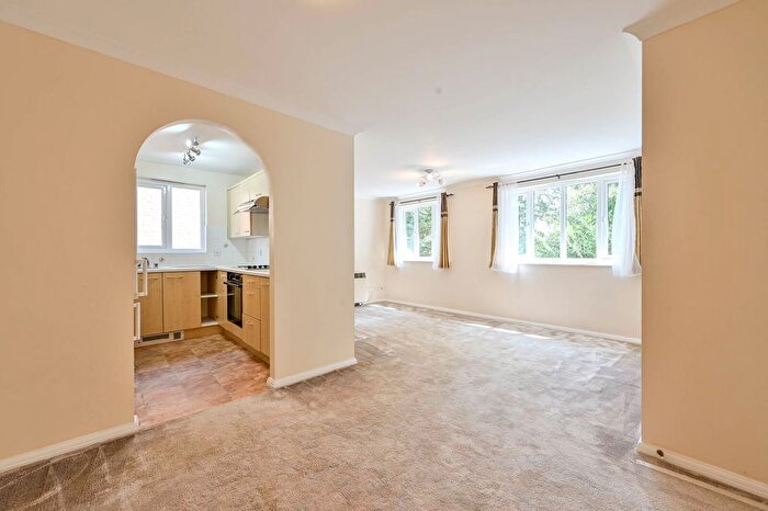 2 Bedroom Flat For Sale In Alexandra Gardens, Knaphill, Woking, GU21