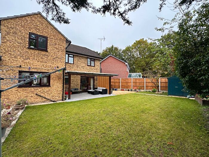 4 Bedroom Detached House To Rent In Nightingale Close, Farnborough, Hampshire, GU14