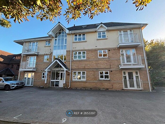 2 Bedroom Flat To Rent In Gloucester Court, Redhill, RH1