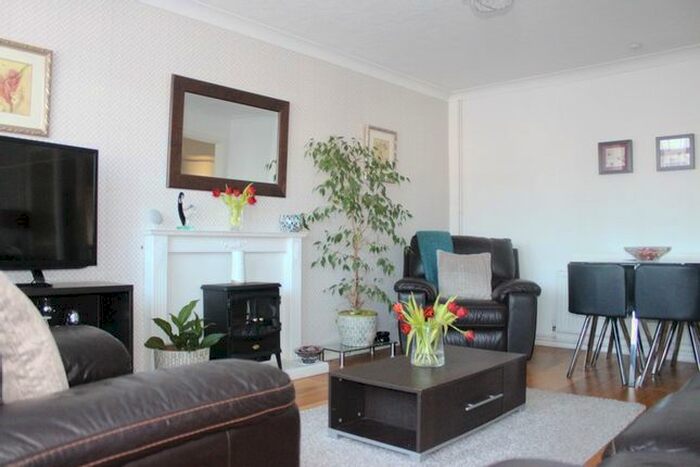 2 Bedroom Maisonette To Rent In Stamford Close, Harrow Weald, Harrow, HA3