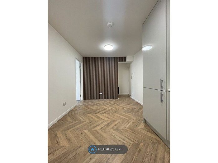 2 Bedroom Flat To Rent In Springwood Crescent, Edgware, HA8