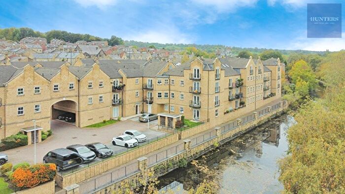 2 Bedroom Flat For Sale In Canalbank View, Leeds, LS13