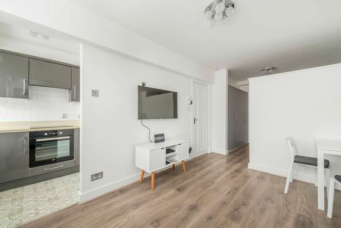 Studio To Rent In Caroline Court, Notting Hill, London, W11