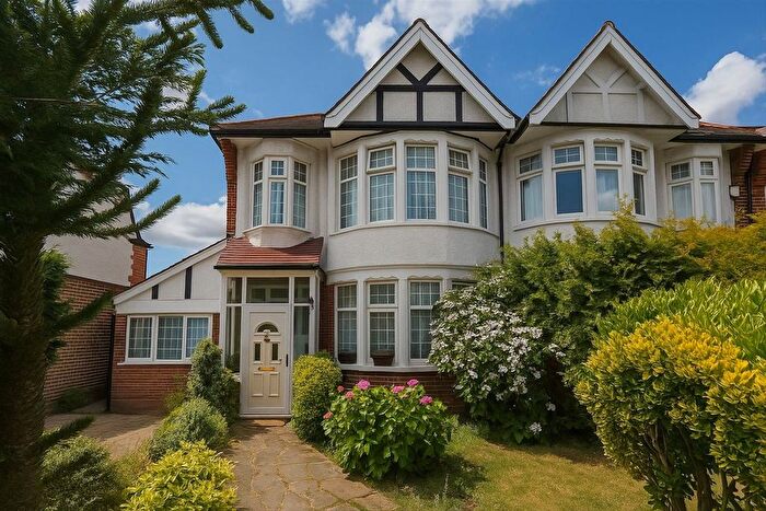 4 Bedroom Semi-Detached House To Rent In Wroxham Gardens, London, N11