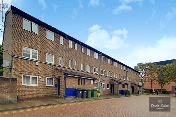 1 Bedroom Apartment For Sale In Ingram Close, London, SE11