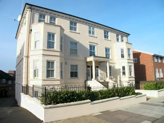 2 Bedroom Flat To Rent In Avenue Elmers, Surbiton, KT6