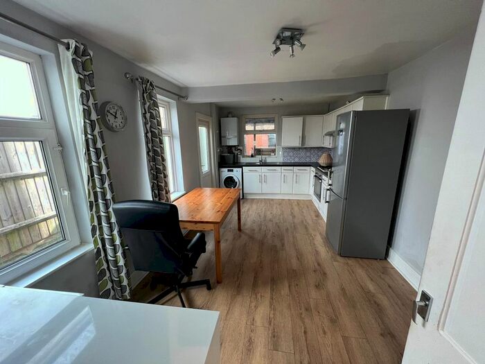 5 Bedroom Terraced House To Rent In Windmill Lane, Stratford, London, E15