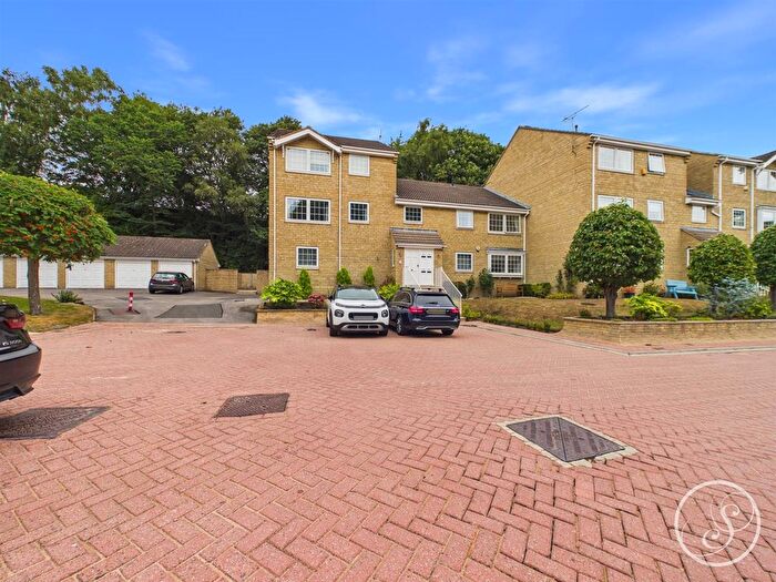 2 Bedroom Flat For Sale In The Court, Leeds, LS17