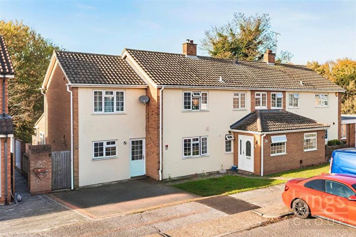 5 Bedroom Semi-Detached House For Sale In Hawkenbury, Harlow, CM19