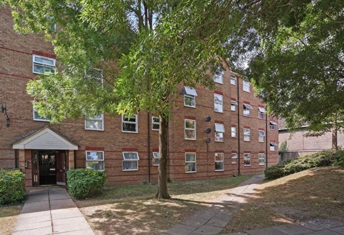 2 Bedroom Flat To Rent In Cassis Court, Loughton, IG10