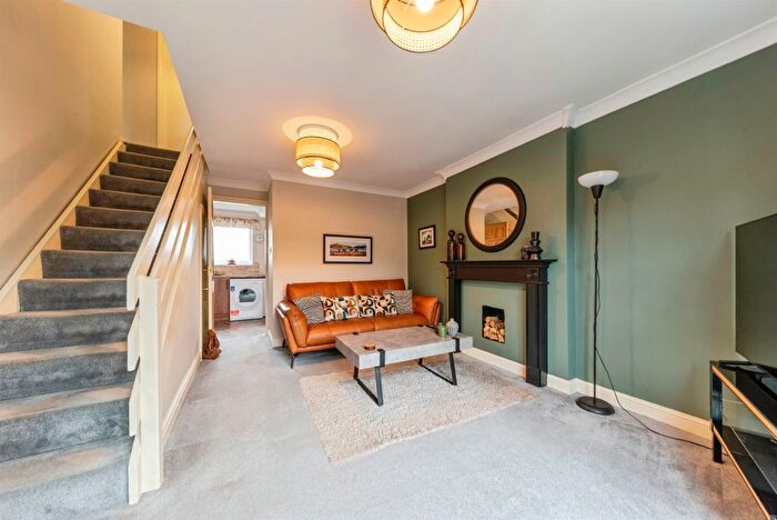 4 Bedroom Semi-Detached House For Sale In Bedford Close, Grantham, NG31