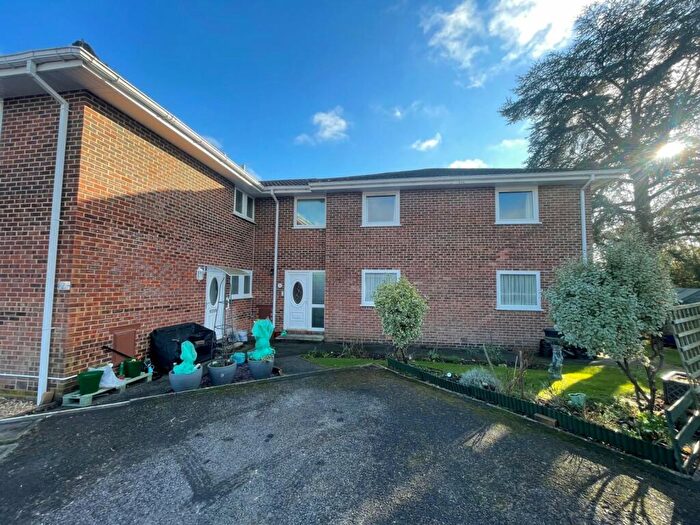 2 Bedroom Flat To Rent In Broadstone, BH18