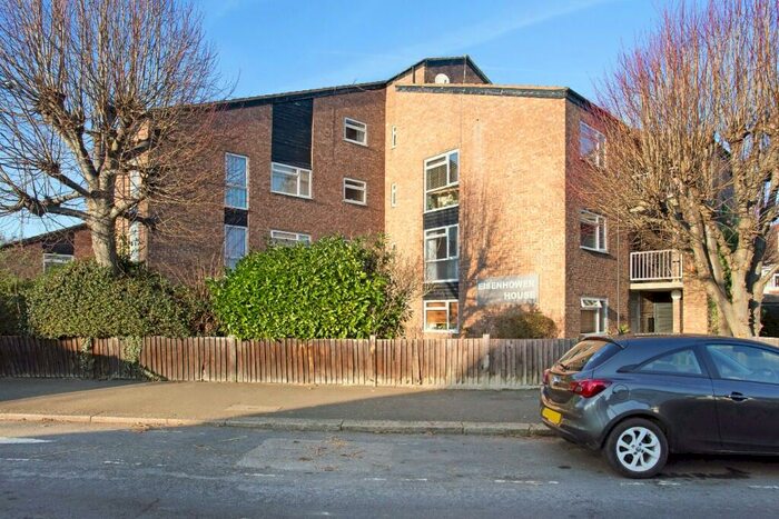 2 Bedroom Flat To Rent In Vicarage Road, Hampton Wick, Kingston Upon Thames, KT1