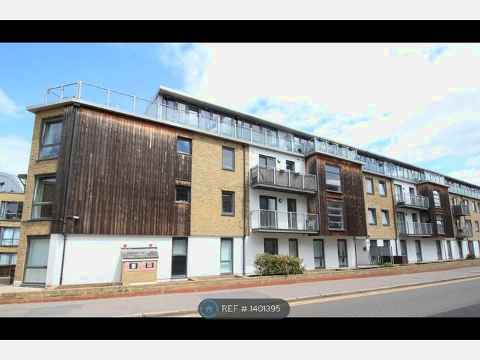 2 Bedroom Flat To Rent In Mead Lane, Hertford, SG13