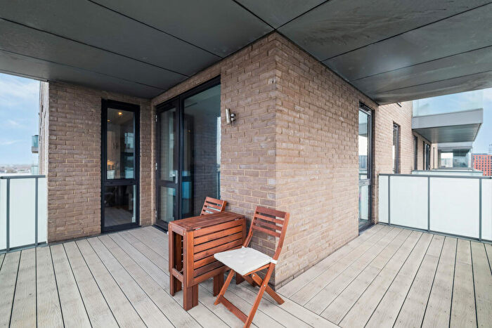 2 Bedroom Flat For Sale In New Village Avenue, London, E14