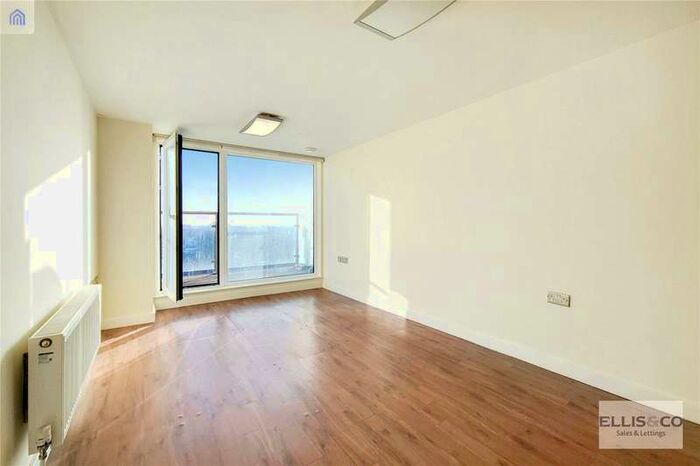 2 Bedroom Flat To Rent In The Green, Southall UB2