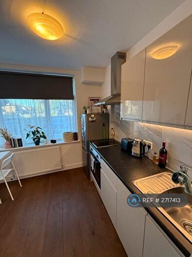 Studio To Rent In Ballards Lane, London, N3