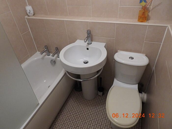 1 Bedroom Flat To Rent In Tibbermore Road, Glasgow, G11