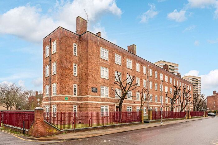 3 Bedroom Flat To Rent In Hazelhurst Road, Tooting, London, SW17