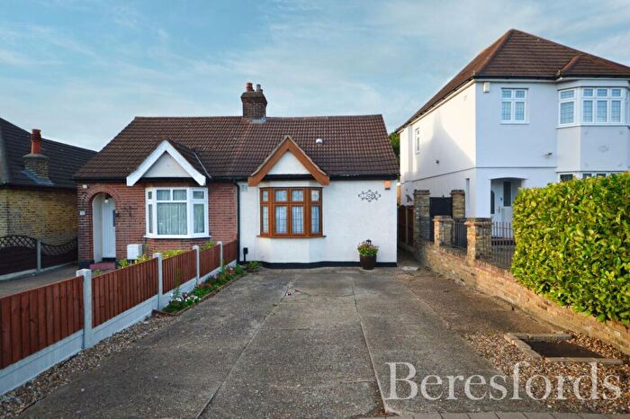 2 Bedroom Bungalow For Sale In Chase Cross Road, Collier Row, RM5
