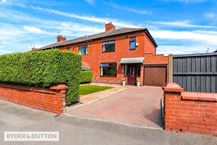 3 Bedroom End Of Terrace House For Sale In Higginshaw Lane, Royton, Oldham, Greater Manchester, OL2