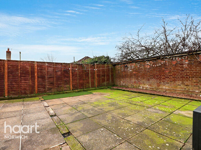 2 Bedroom Semi-Detached Bungalow For Sale In Peregrine Road, Norwich, NR7