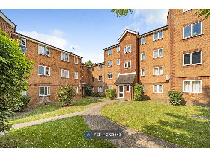 2 Bedroom Flat To Rent In Inwen Court, London, SE8