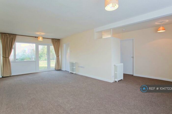 4 Bedroom Semi-Detached House To Rent In Ravensfield, Slough, SL3