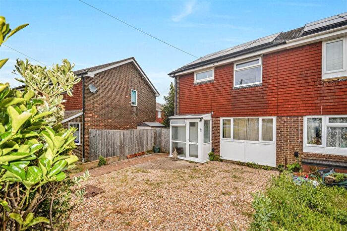 3 Bedroom Semi-Detached House For Sale In Spring Walk, Newport, PO30