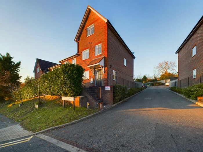 4 Bedroom End Of Terrace House To Rent In Hamilton View, High Wycombe, Buckinghamshire, HP13