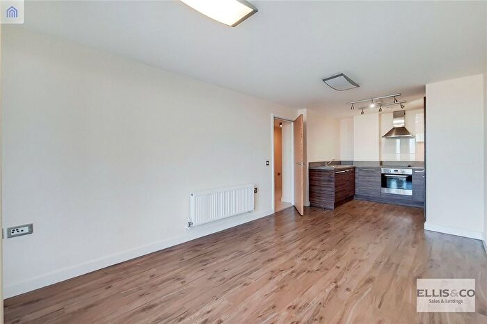 2 Bedroom Flat To Rent In The Green, Southall, UB2