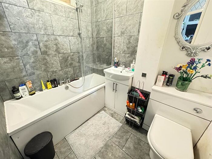 2 Bedroom Flat For Sale In Crocus Way, Chelmsford, CM1