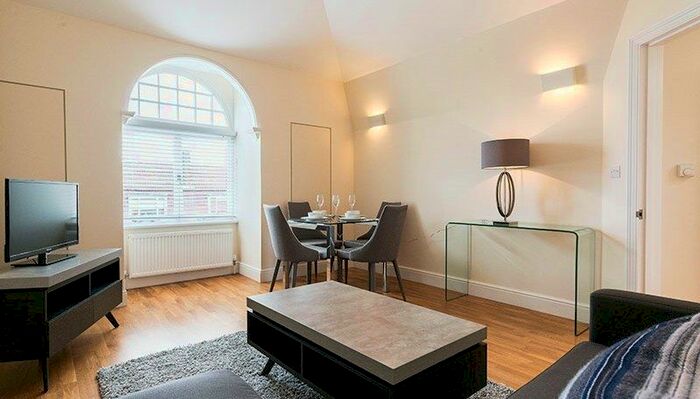 2 Bedroom Flat To Rent In Hamlet Gardens, Ravenscourt Park, London, W6