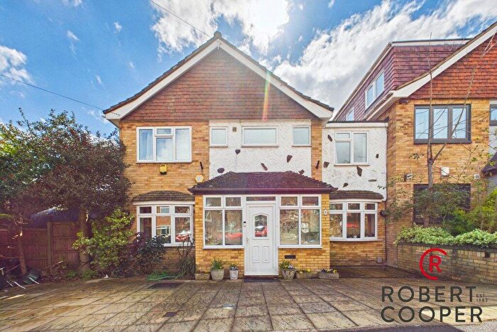 4 Bedroom Link Detached House For Sale In Farmlands, Pinner, HA5