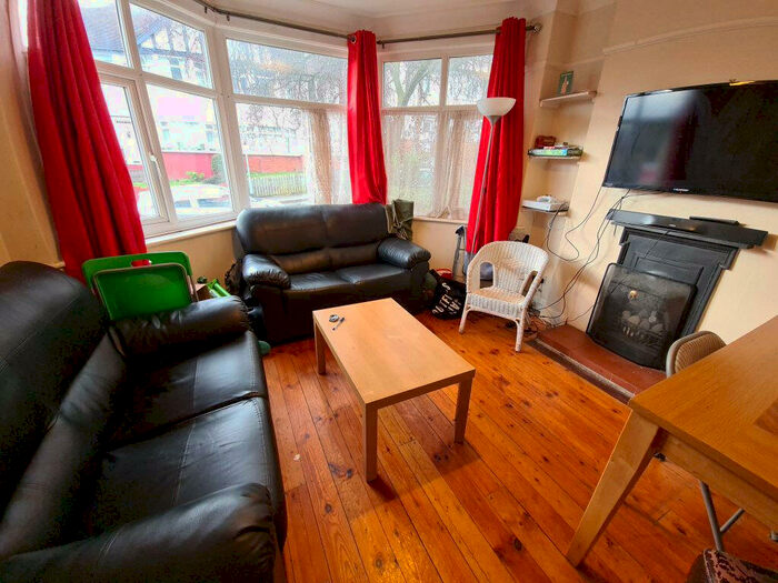 4 Bedroom House To Rent In Buckingham Avenue, Leeds, LS6