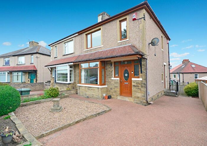 3 Bedroom Semi-Detached House For Sale In Leamington Drive, Bradford, BD10