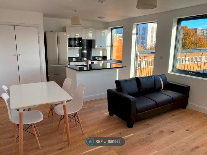 3 Bedroom Flat To Rent In The Broadway, Crawley, RH10