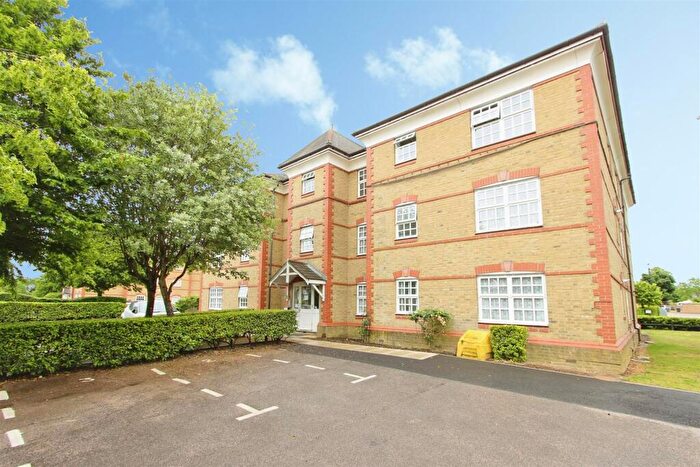 2 Bedroom Flat For Sale In Pitman House, Fleming Drive, N21