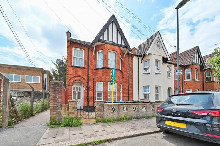3 Bedroom Flat For Sale In Rosslyn Crescent, Harrow, HA1