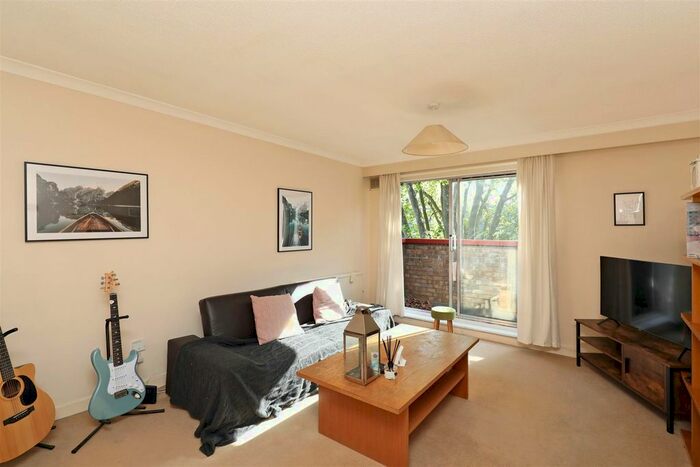1 Bedroom Flat To Rent In St. Stephen's Gardens, East Putney, SW15