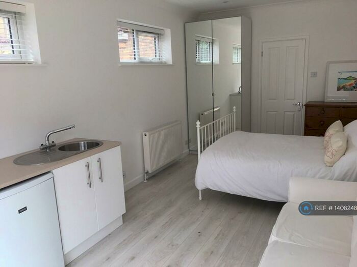 Studio To Rent In Dolphin Road, Slough, SL1