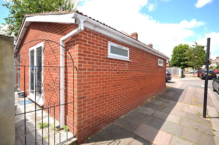 Bungalow To Rent In Barlow Road, Acton, W3